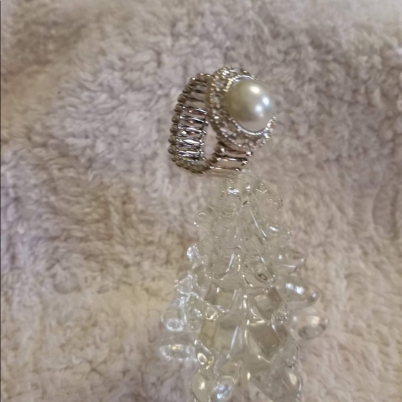 Distracting Demure Ring NWT